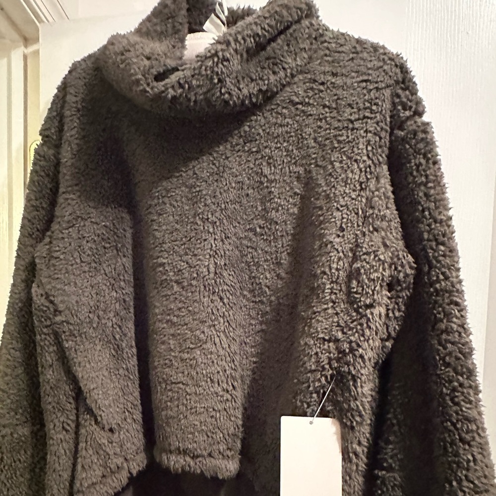 Lululemon restore Sherpa pullover. New w/ tags. M/L. Dark camo green/charcoal.